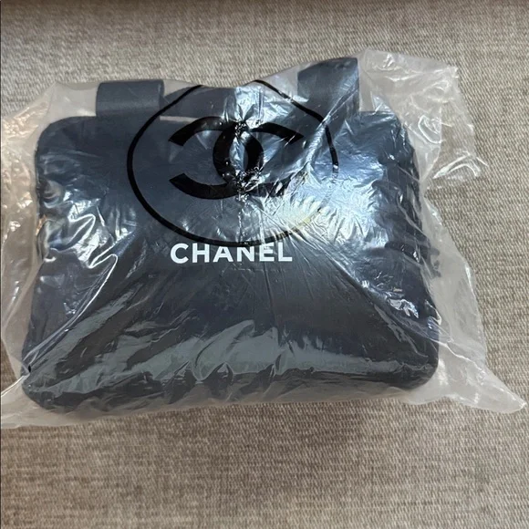 Chanel Makeup Beauty Bag New in Plastic Wrap - Picture 4 of 4